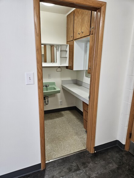 View looking into bathroom - 1106 W Wisconsin Ave