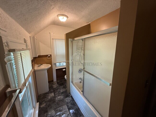 Building Photo - 1076 Ackley St