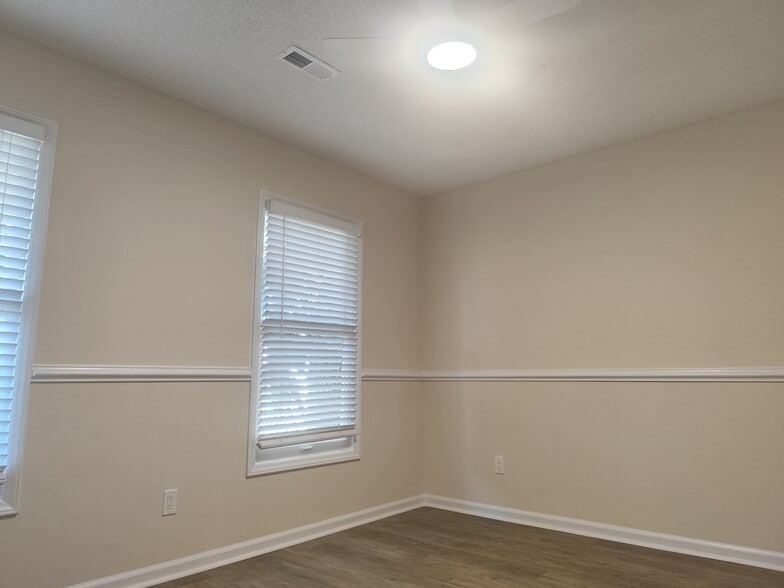 Building Photo - 306 76th Ave N