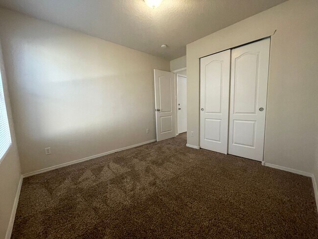 Building Photo - 4 bed 2 bath home in Huning Ranch.