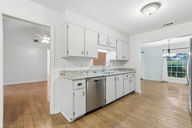 Building Photo - Ranch Home in Wilmington Park For Lease