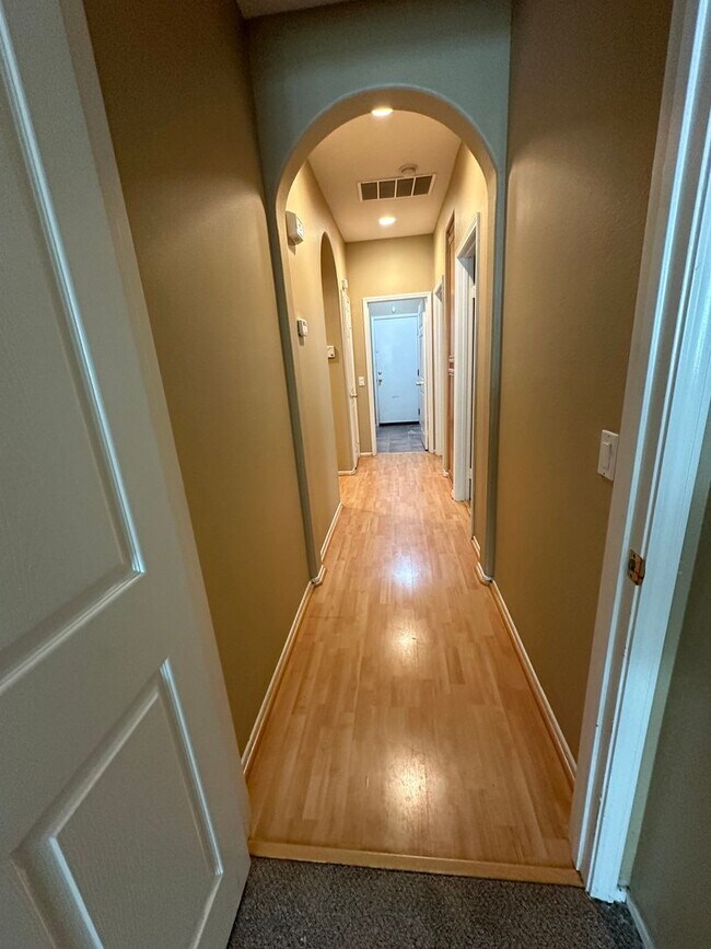 Building Photo - Single Story 3 Bedrooms Plus Den, Paseo De...