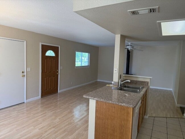 Building Photo - 3 Bedroom Home In Quail Ridge