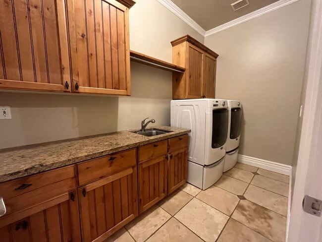 Building Photo - Beautiful 5 Bedroom 4 Bathroom House in Ga...