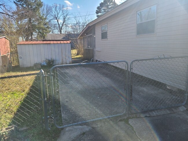 Building Photo - 604 Ellen Dr