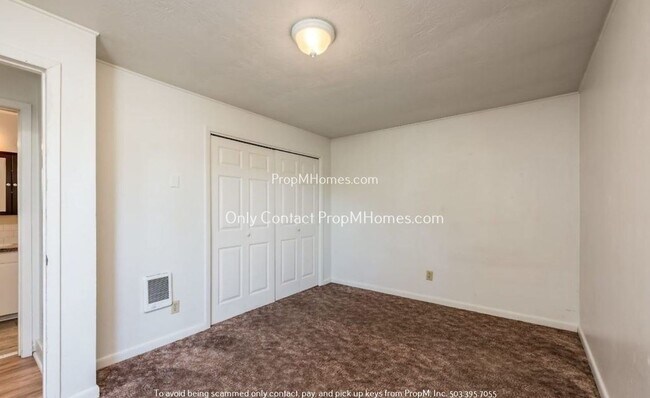Building Photo - Updated Two Bedroom Unit in Salem!