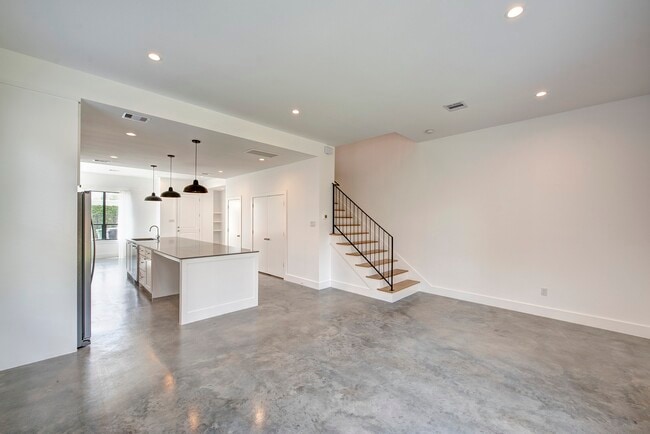 Building Photo - 1733 Airline Dr