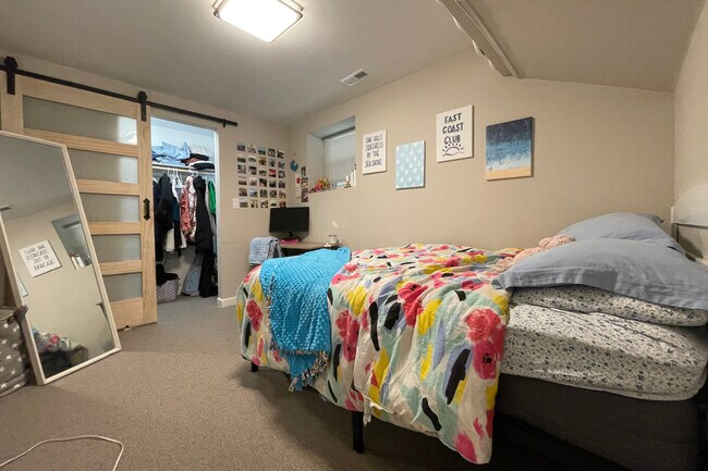 Building Photo - 3727 N Lakewood Ave