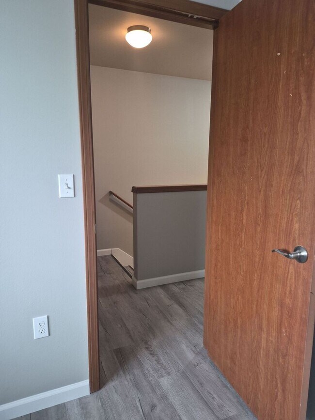 Building Photo - Welcome home to this beautiful 2BD/2.5BA, newly updated tri-level townhome!!!
