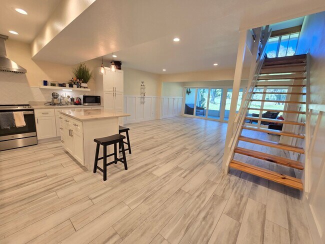 Building Photo - Stunning 2 Bed / 2.5 Bath Townhouse with G...