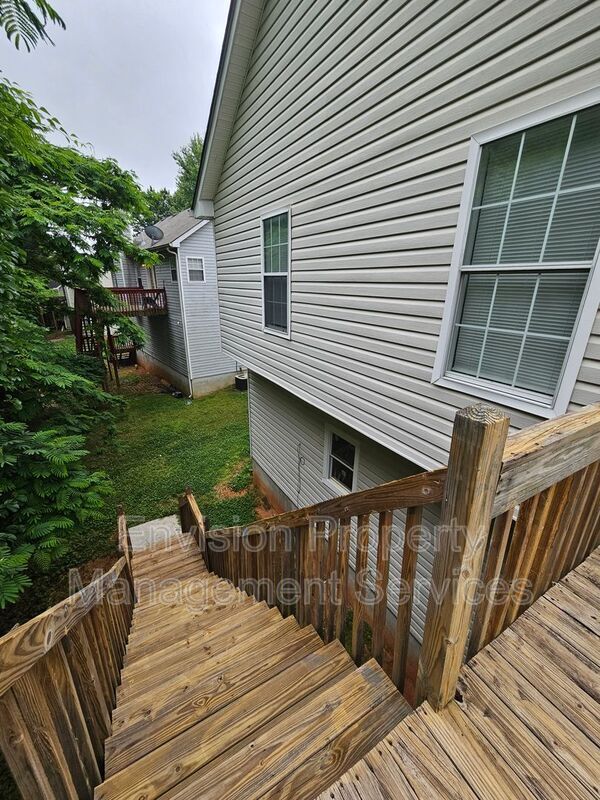 Building Photo - 10996 Knotty Pine Pl