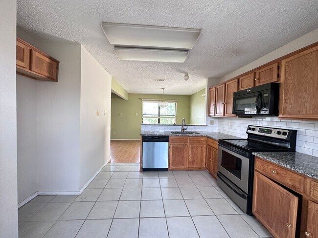 Building Photo - Minutes to COSTCO, great Location!