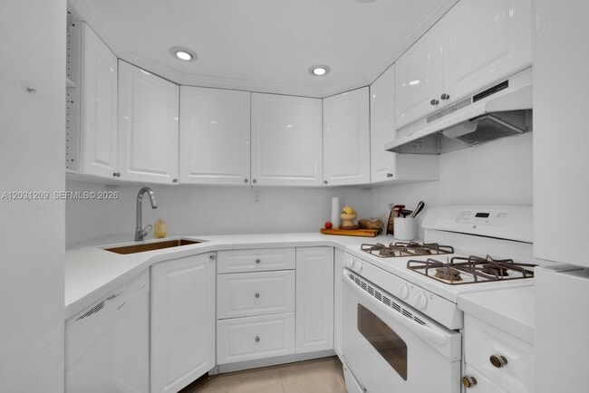 Building Photo - 2539 Bayshore Dr