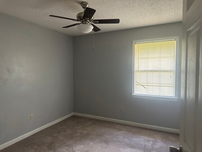 Building Photo - HUGE SPRING MOVE-IN SPECIAL AND RATE DROP ...