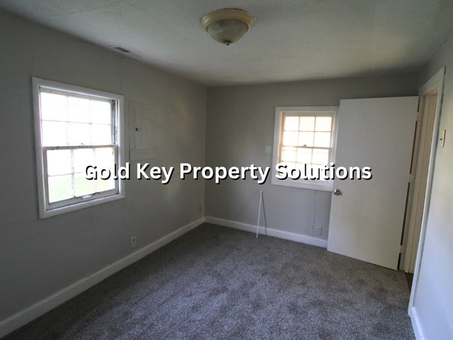 Building Photo - Meadowbrook 2 BR 1 BA House with 1-Car Gar...