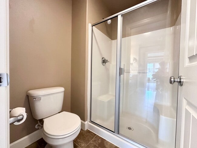 Building Photo - Modern 3 Bed/2.5 Bath with Double Car Garage Townhome in Sandy, OR!