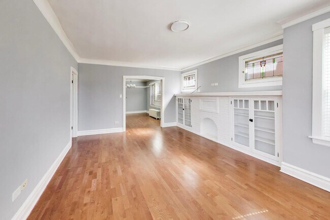 Building Photo - 3837 N Sawyer Ave