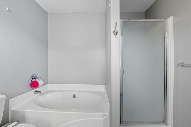 Building Photo - Beautiful 2-Story Home with Modern Upgrade...