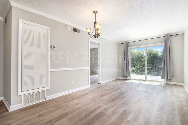 Building Photo - 2805 Northeast Expy