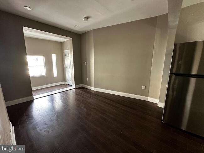 Building Photo - 6142 Larchwood Ave