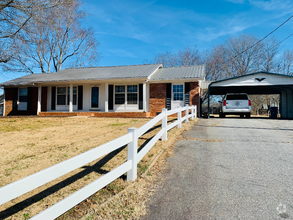 Building Photo - 2128 Moss Farm Rd