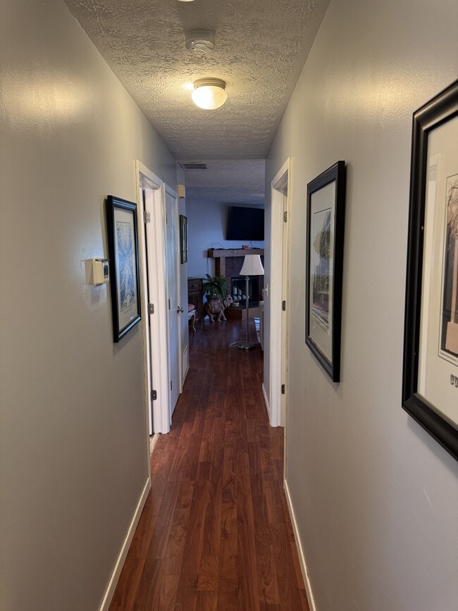Building Photo - 23900 Hedgewood Ave