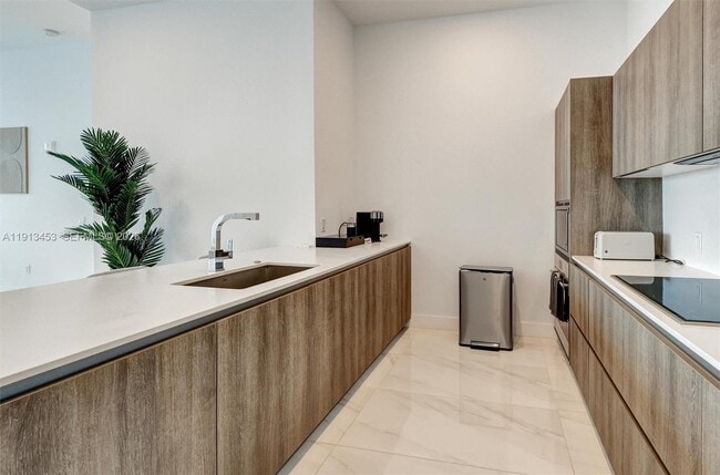 Building Photo - 17550 Collins Ave