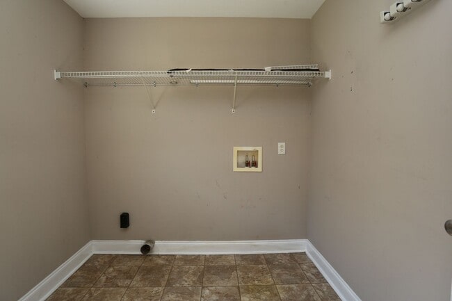 Building Photo - 3 Bedroom House close to Town!