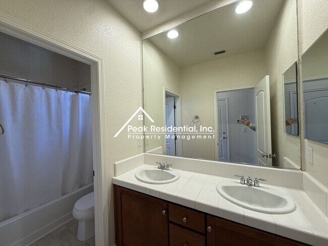 Building Photo - Charming 4 bedroom 2 bathroom home in Elk Grove!