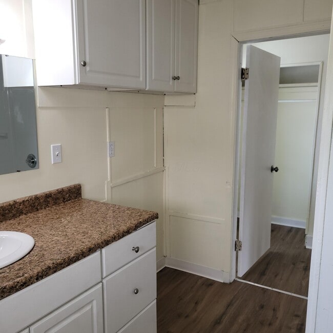 Building Photo - 438 S Powell Ave