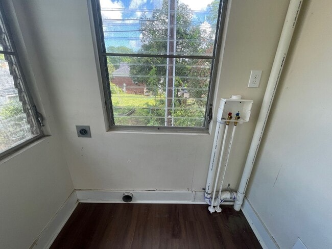 Building Photo - Earlewood Park - Convenient to Downtown and Interstates