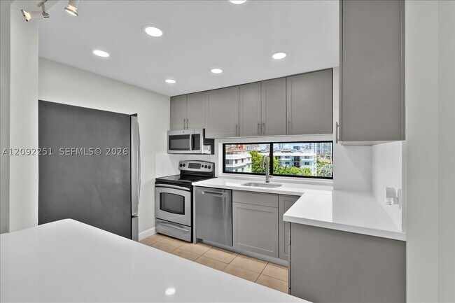Building Photo - 17021 N Bay Rd