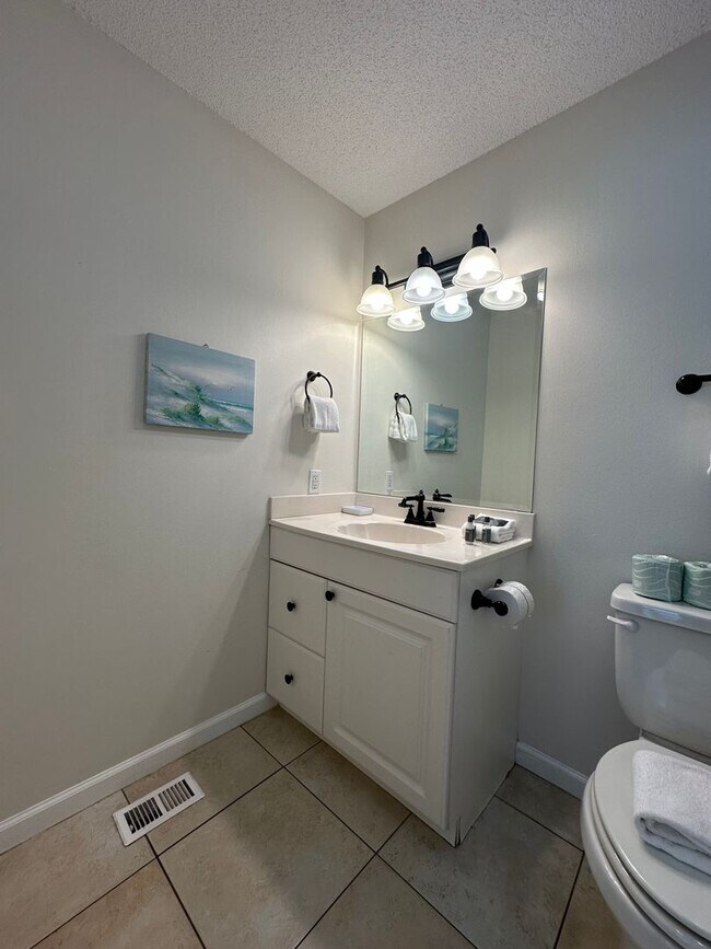 Building Photo - Furnished Townhome within walking distance...