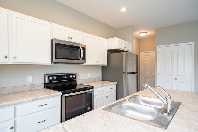 Building Photo - 10051 Bluffs Cor