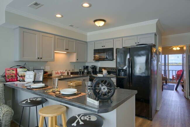 Building Photo - FURNISHED OFF-SEASON MONTHLY RENTAL-STARTI...