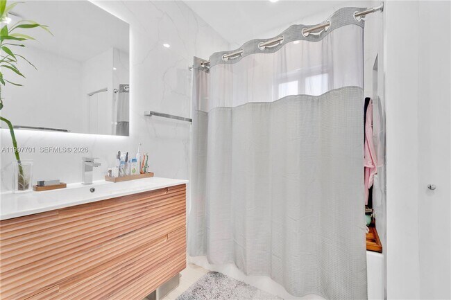 Building Photo - 1089 NE 110th St