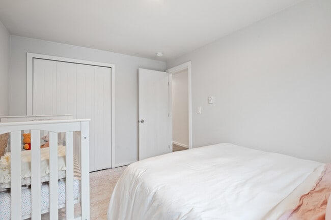 Building Photo - 4817 N Vassault Dr