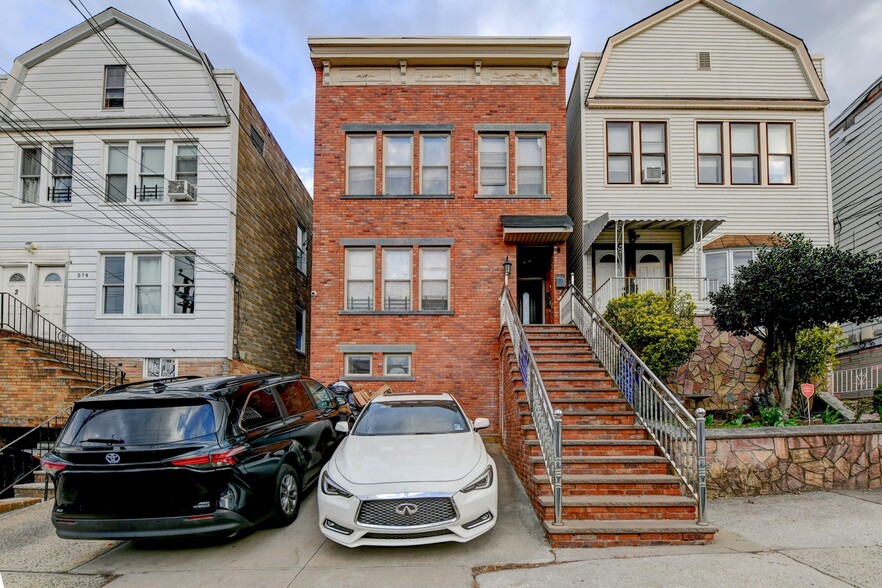 Building Photo - 572 LIBERTY Ave