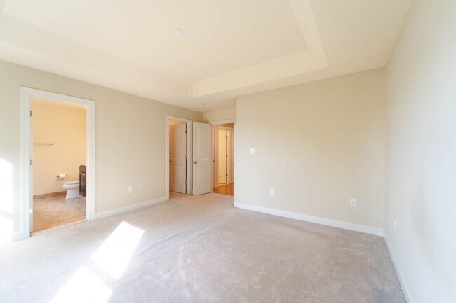 Building Photo - Stunning Centreville Townhome With Excellent Commuter Access