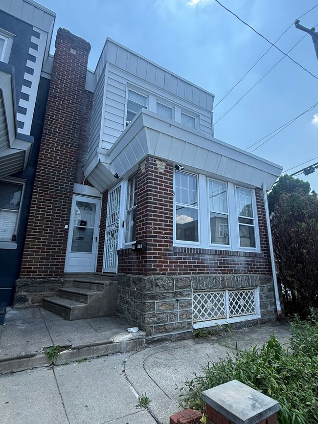 Building Photo - 270 Rosemar St