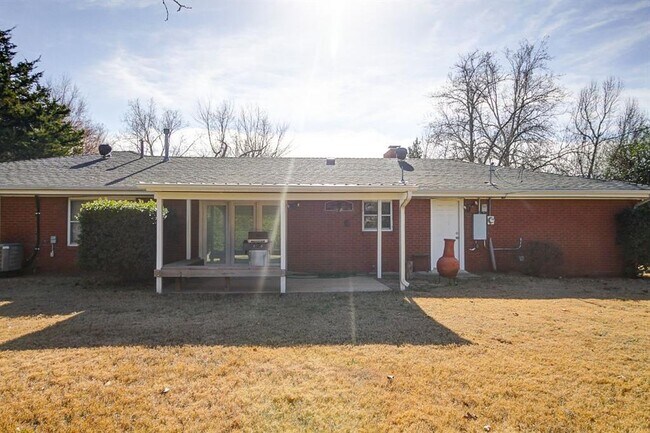 Building Photo - 805 Willow Ln