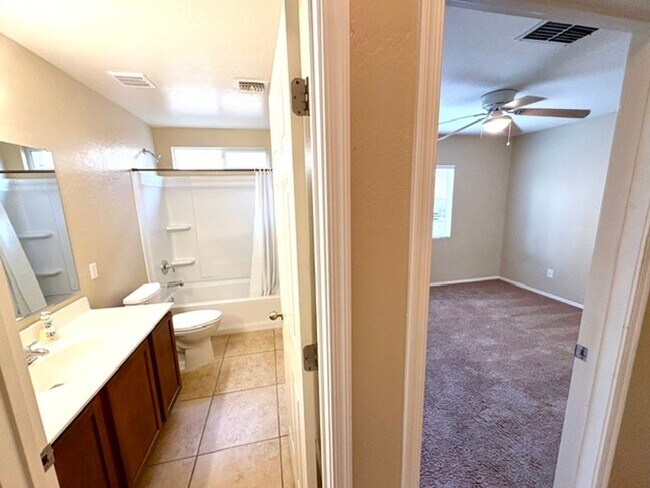 Building Photo - LARGE 4 Bedroom 3 Bathroom Copper Basin Home!