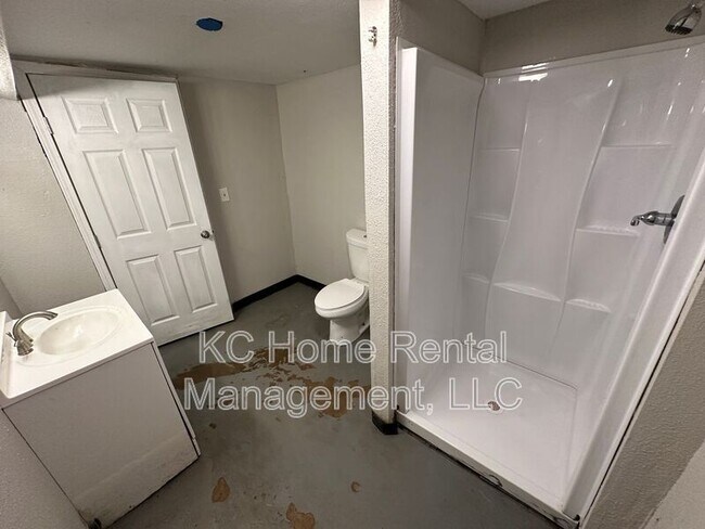Building Photo - 402 Van Brunt Blvd