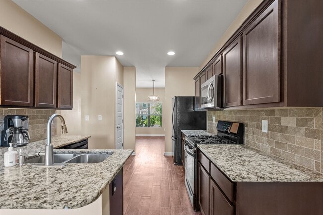 Building Photo - Great 5 Bedroom Home in Evans