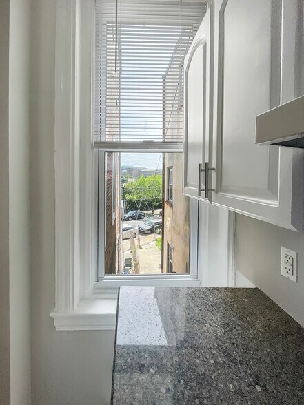 Building Photo - 637 N 32nd St