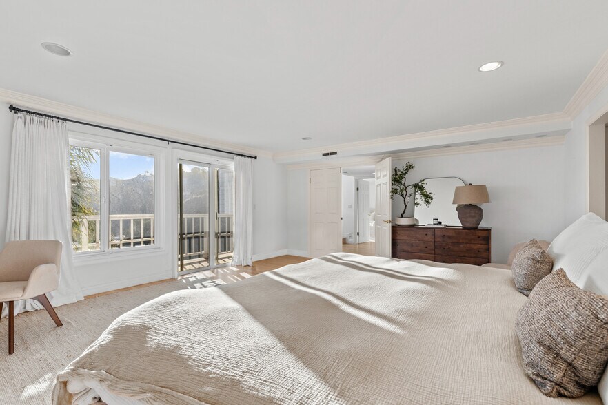 Building Photo - 2019 Sunset Plaza Dr