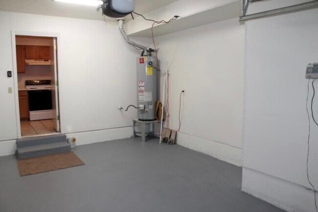 Building Photo - Coming Soon! Quaint Townhouse Located In T...