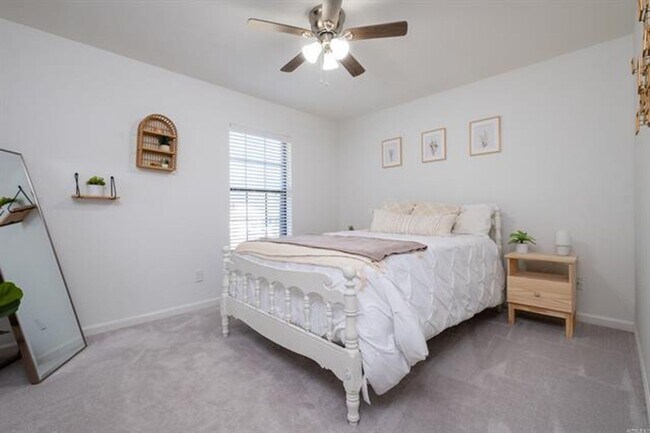 Building Photo - 41 Oak Forest Loop
