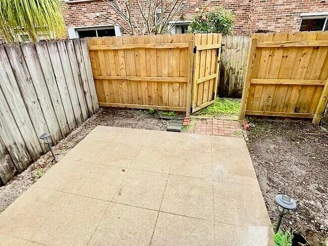 Building Photo - 413 N Cypress Dr