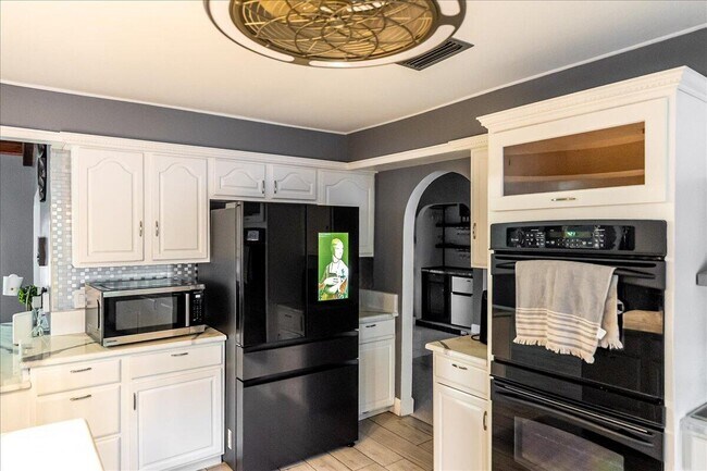 Building Photo - 1326 SW Bartell Ave